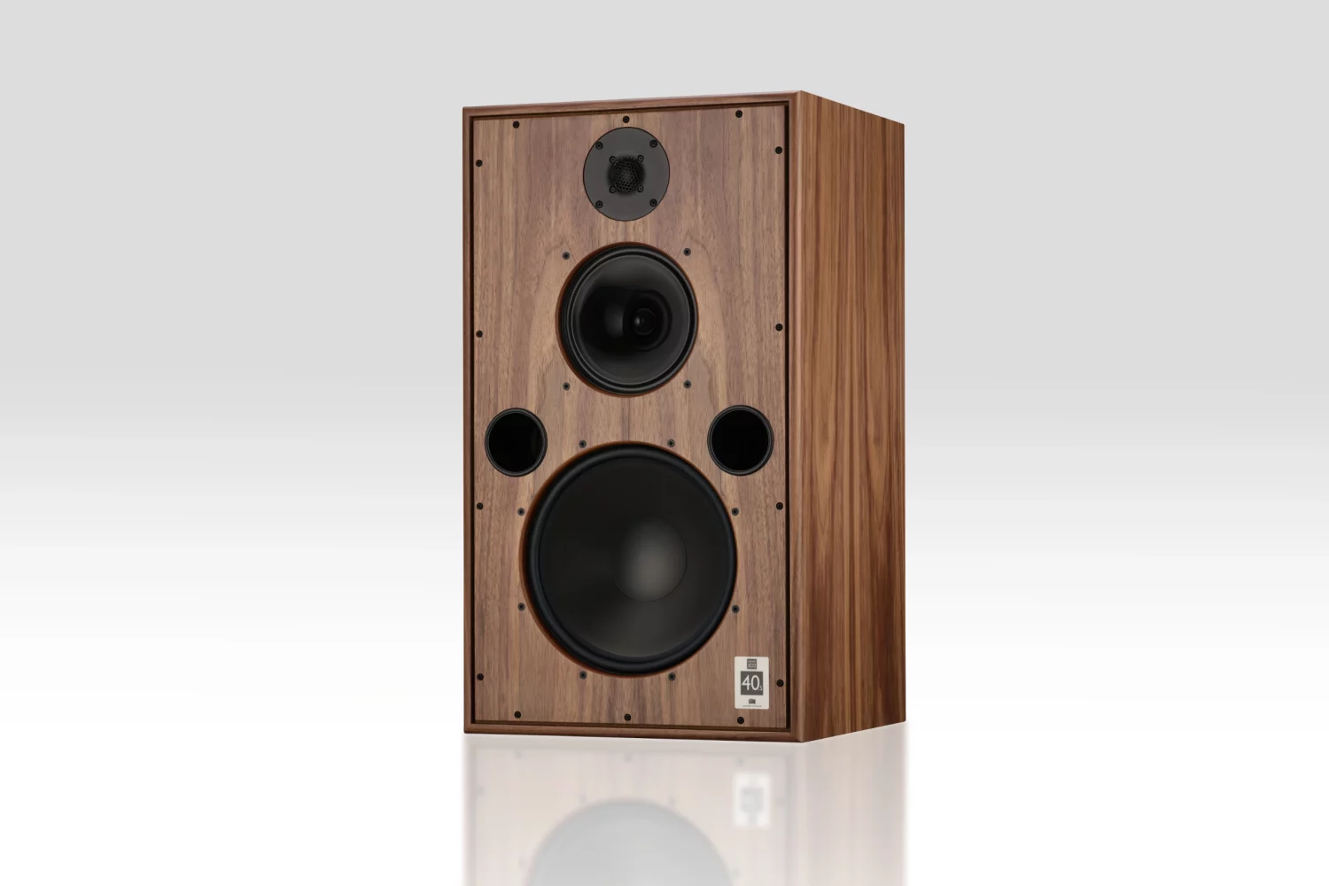 M40.5_Walnut_loudspeaker_